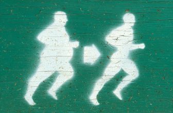 Un segnale mostra un omino corpulento ed uno in forma.