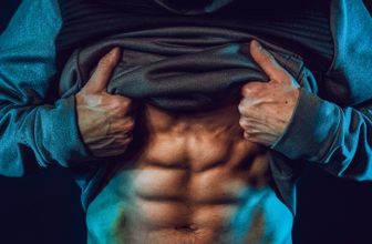 Un atleta mostra i propri addominali.