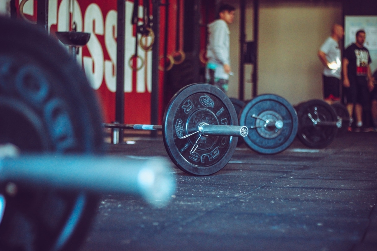 Delle persone camminano in un box di Crossfit.