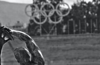 Statua raffigurante un atleta che sta per lanciare un disco.