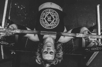 Un atleta donna esegue un allenamento di forza.