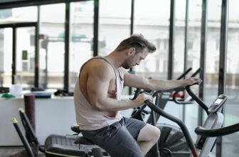 Atleta su una cyclette sfinito.