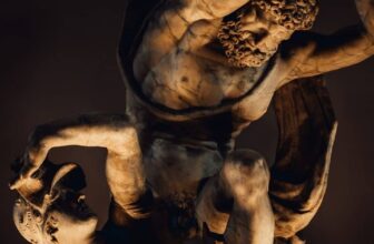 Una statua rappresenta due uomini che si scontrano.